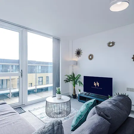 2 Bedroom Penthouse With Balcony By Host A