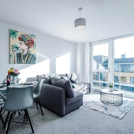 2 Bedroom Penthouse With Balcony By Host A Διαμέρισμα