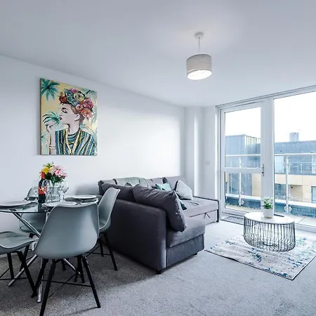 2 Bedroom Penthouse With Balcony By Host A