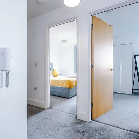 Apartment 2 Bedroom Penthouse With Balcony By Host A *