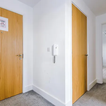 2 Bedroom Penthouse With Balcony By Host A Apartment Manchester