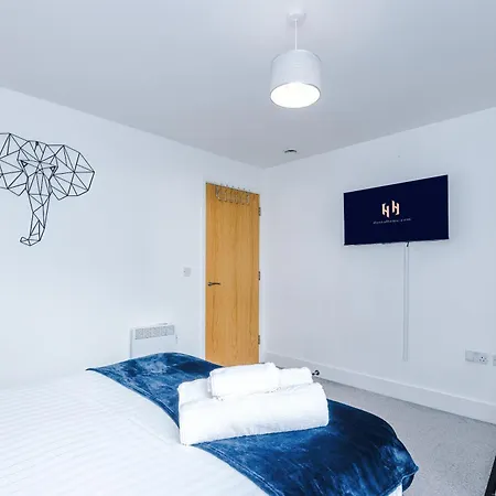 2 Bedroom Penthouse With Balcony By Host A Manchester
