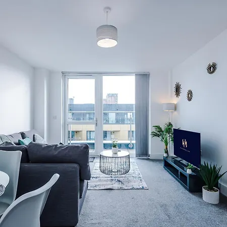 2 Bedroom Penthouse With Balcony By Host A * Manchester