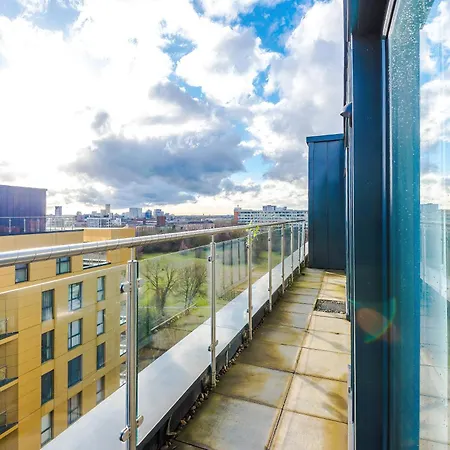 2 Bedroom Penthouse With Balcony By Host A Apartment *