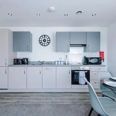 2 Bedroom Penthouse With Balcony By Host A *