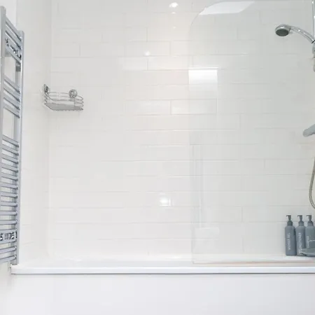 Elegant 1-bed By Victoria Stn & Ao Arena-sleeps 4