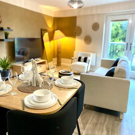 Safari 2 Bedroom Condo With Free Secure Parking Манчестер