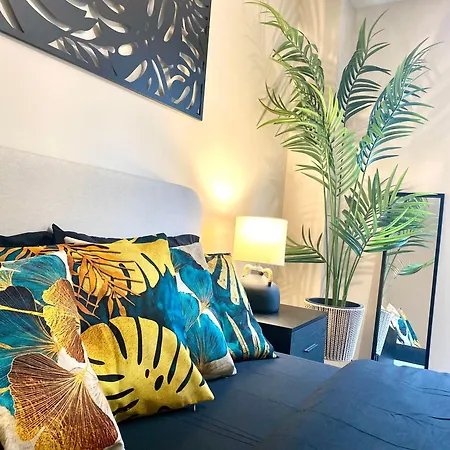 Safari 2 Bedroom Condo With Free Secure Parking *