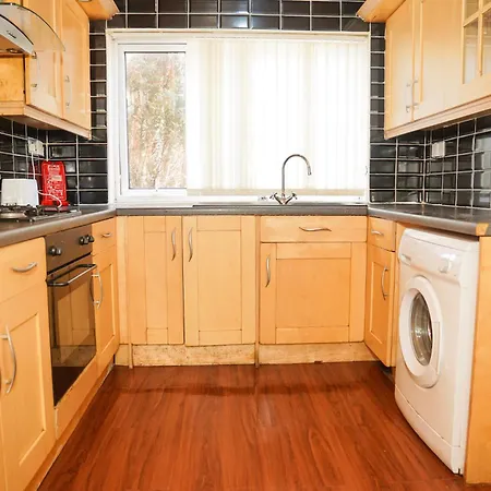 Comfortable Centre With Free Parking Near O2 Apollo & Ethiad Stadium Sleeps 8