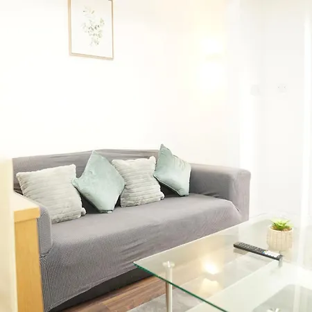 Comfortable Centre With Free Parking Near O2 Apollo & Ethiad Stadium Sleeps 8