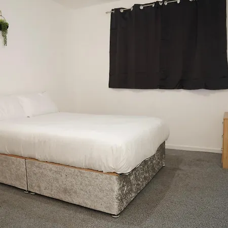 Apartment Comfortable Centre With Free Parking Near O2 Apollo & Ethiad Stadium Sleeps 8 *