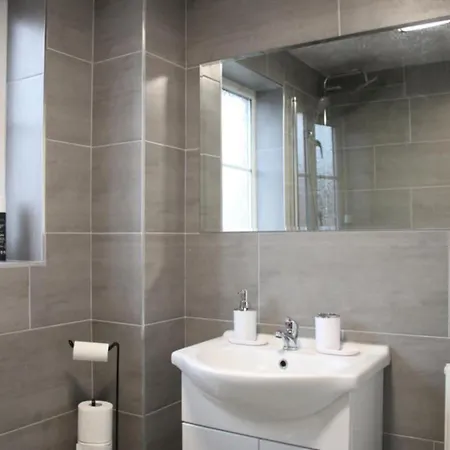 Group Sleeps 7 Contractors And Family Manchester