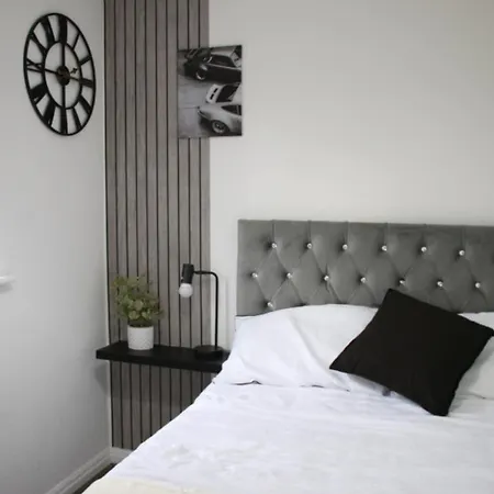Nyaraló Group Sleeps 7 Contractors And Family Manchester