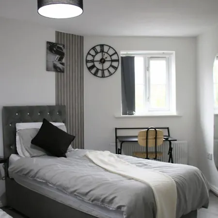 Group Sleeps 7 Contractors And Family * Manchester