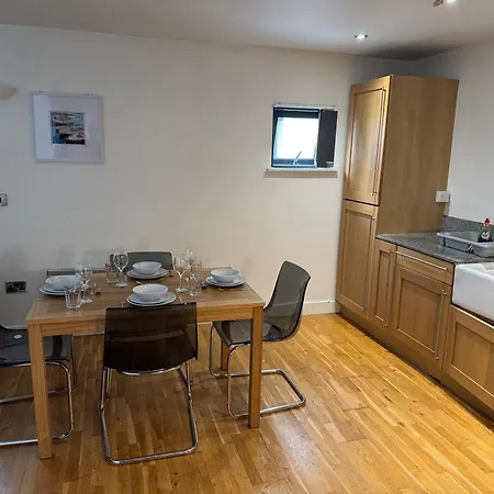 Centre Flat Available For Bookings Of 2 Weeks Or Manchester