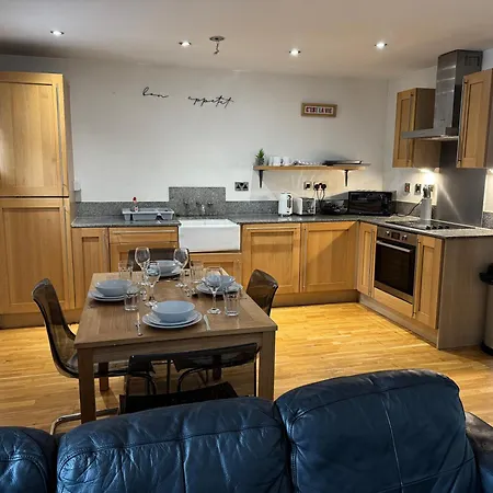 Centre Flat Available For Bookings Of 2 Weeks Or Manchester