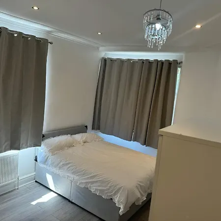 Spacious 4Br 4Bath With Free Parking In Manchester *