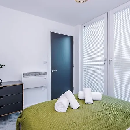 New Trafford Loft - Free Parking Apartment