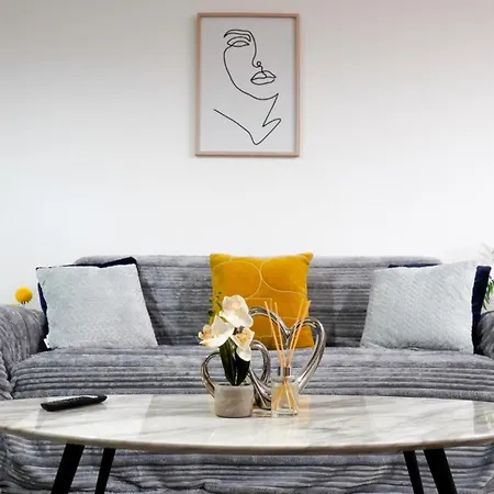 Centre With Balcony & Free Parking-2nights Minimum