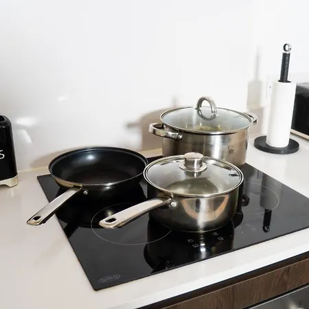 1 Bed Centre - Free Underground Parking - Balcony - Airbed Available Apartman