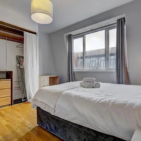 Apartman Spacious Penthouse Pass The Keys
