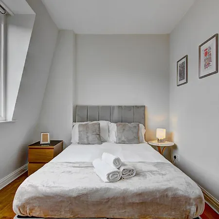 Apartman Spacious Penthouse Pass The Keys *