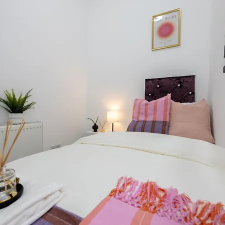 Cozy And Spacious Rest Work And Retreat In Manchester