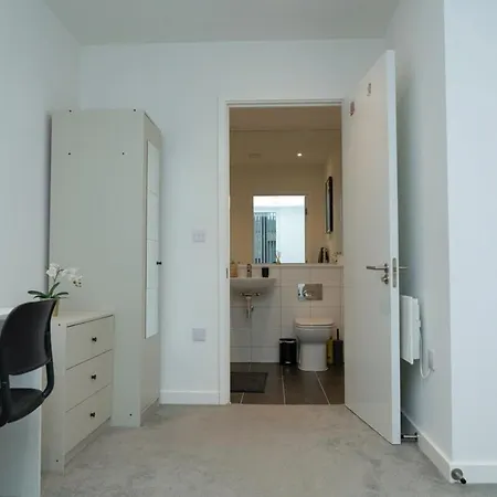 2beds 2baths Trafford Wharf 2nights Minimum