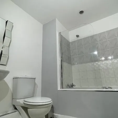 Spacious, Smart Near Centre And Coop Arena Free Parking *