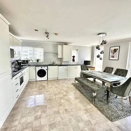 Spacious, Smart Near Centre And Coop Arena Free Parking Apartament