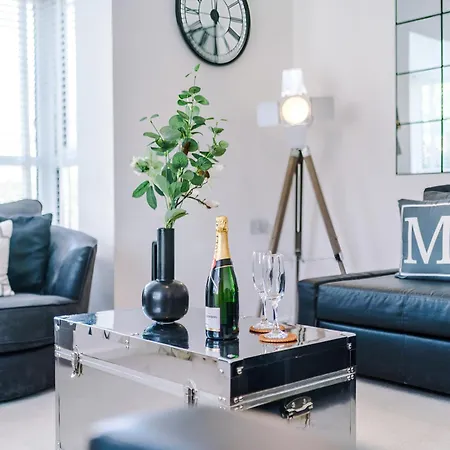 Stunning Riverside 3-bed By 53 Degrees In With Garden & Free Parking!