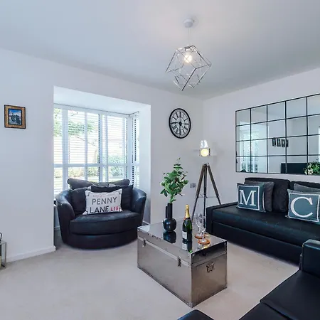 Villa Stunning Riverside 3-bed By 53 Degrees In With Garden & Free Parking! *