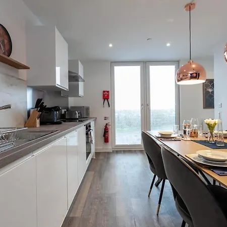 Modern & Spacious 2 Bed By Old Trafford דירה