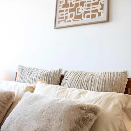 Zeni Alexandra Rise Two Bed Flat Apartment Manchester