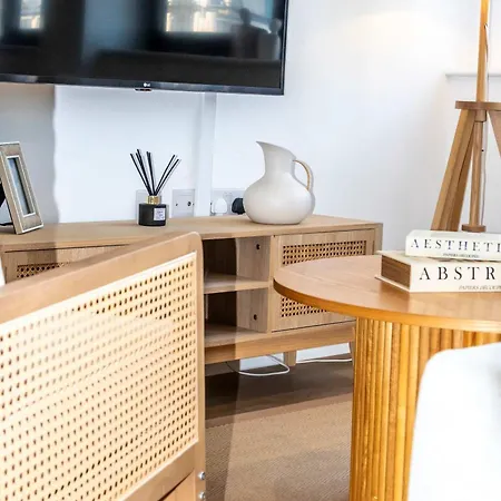 Zeni Alexandra Rise Two Bed Flat *