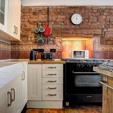 Spacious Victorian Family In Stretford - Pass The Keys Manchester