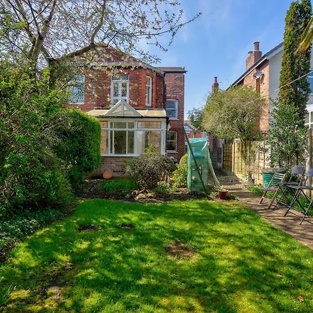Large Victorian House In Trafford Park - Pass The Keys Μάντσεστερ