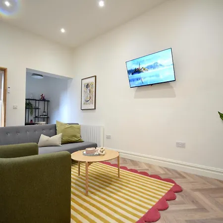 Cityescape - Spacious 1br Duplex Sofabed - Nq Ferienhaus