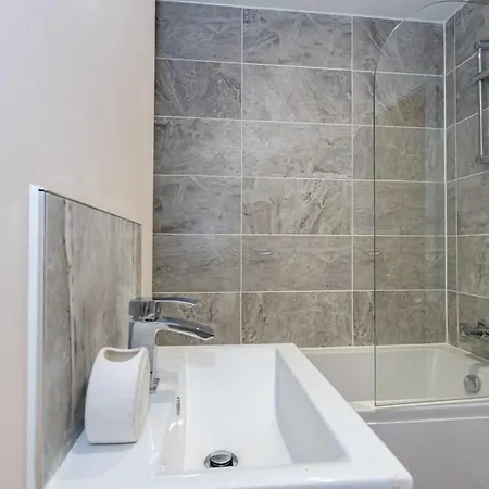 Modern & Convenient 1 Bed Flat In Lägenhet