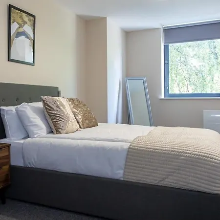 Apartment Modern & Convenient 1 Bed Flat In *