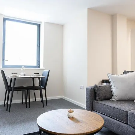 Modern & Convenient 1 Bed Flat In Manchester