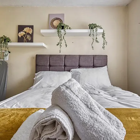 Pass The Keys Beautiful 2bed House Near Etihad Stadium & Coop Arena