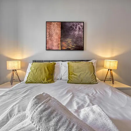 Beautiful Luxury By Media & Man Utd - Pass The Keys *