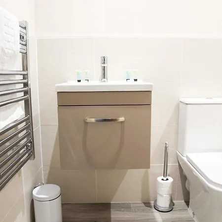 Spacious 2 Bedroom Apartmán *