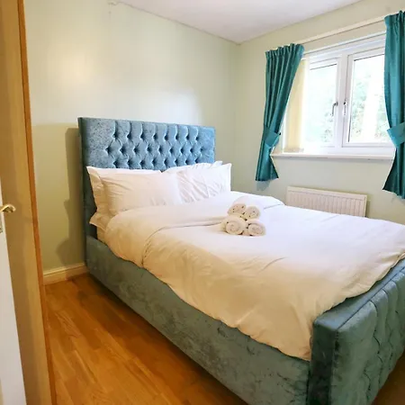 Garden Family Near By Of Salford - Pass The Keys * Манчестер