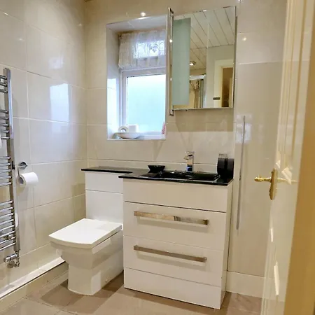 בית נופש Base For 4 Bed-garden-free Parking - Pass The Keys