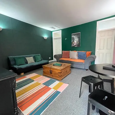 The Hive 2-bed With Kitchen And Private Bathroom In Lively Monton Village - Sleeps 4 - Free Wifi - Parking Nearby Apartment
