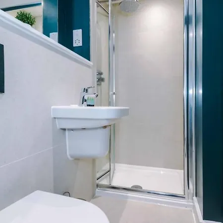 公寓 Modern Spacious Sleeps 5 Free High-speed Wi-fi *