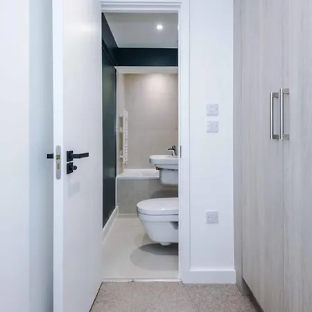 Modern Spacious Sleeps 5 Free High-speed Wi-fi 公寓 *