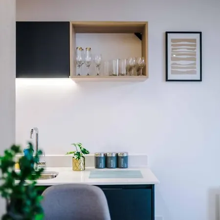 Διαμέρισμα Modern Spacious Sleeps 5 Free High-speed Wi-fi *